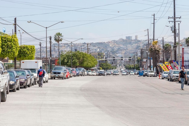 Trafic dans une ville mexicaine bordant les États-Unis par une journée ensoleillée Tijuana Mexique 20160504