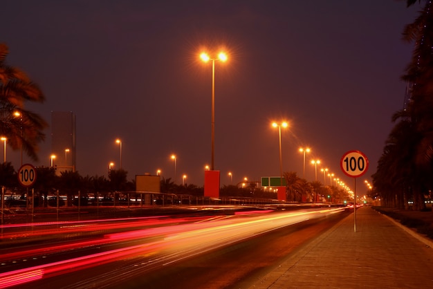 Trafic dans la ville la nuit avec des sentiers de lumière de voiture aux couleurs vives