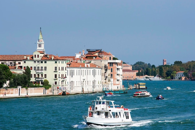 Trafic fluvial de bateaux-bus et bateaux civils en été Venise