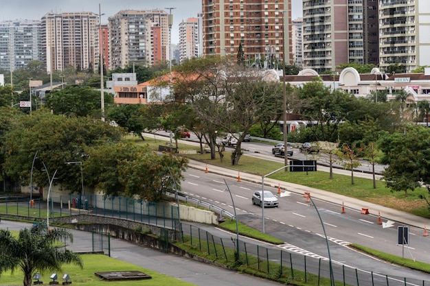 Trafic intense sur l'Avenida das Americas dans le quartier de Barra da Tijuca, à l'ouest de la ville de Rio de Janeiro Jour nuageux Rio de Janeiro Brésil août 2022