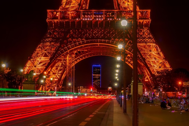 Trafic de nuit près de la Tour Eiffel