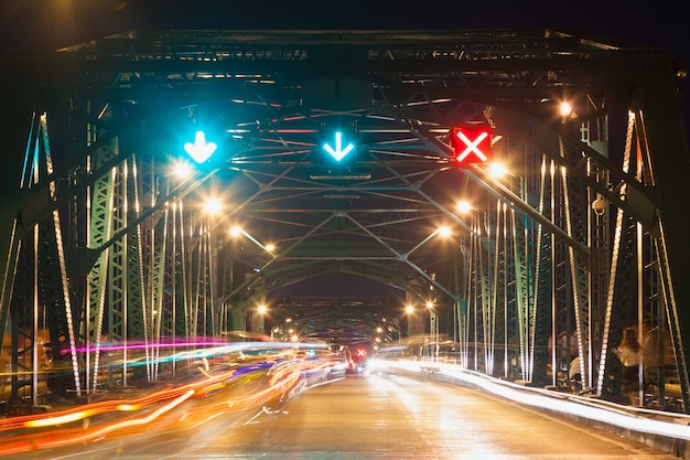 Trafic sur le pont la nuit.