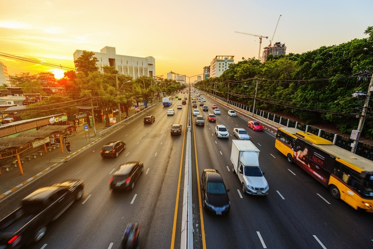 Photo trafic sur la route de ngamwongwan à l'université de kasetsart à bangkok, thaïlande