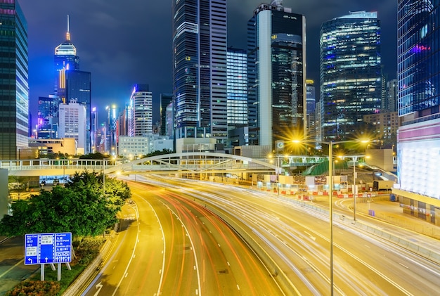 Le trafic routier à Hong Kong la nuit.