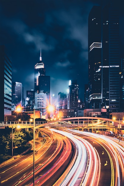 Trafic de rue à Hong Kong la nuit