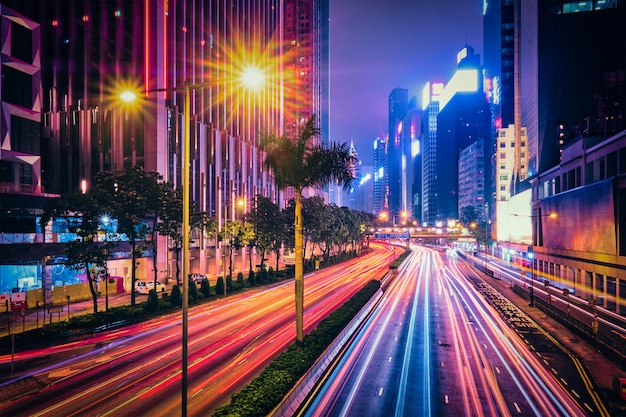 Trafic de rue à Hong Kong la nuit