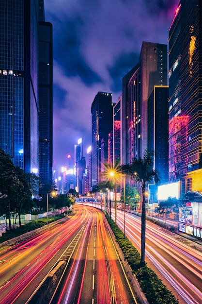 Trafic de rue à Hong Kong la nuit