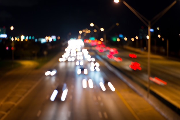 Trafic, vitesse, concept de mouvement. Route d'autoroute avec des pistes de voiture la nuit sur fond de ciel sombre. Transport, transport, voyage, voyage