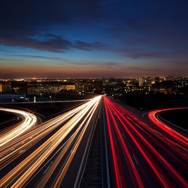 Trafic de vitesse la nuit dans les sentiers de lumière de la ville sur l'autoroute au crépuscule longue exposition fond urbain avec éclairage