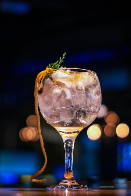 Photo trago protagonista gin tonic en barra de club nocturno argentino