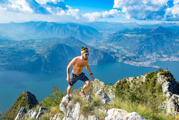 Trail running dans les montagnes homme athlète torse nu