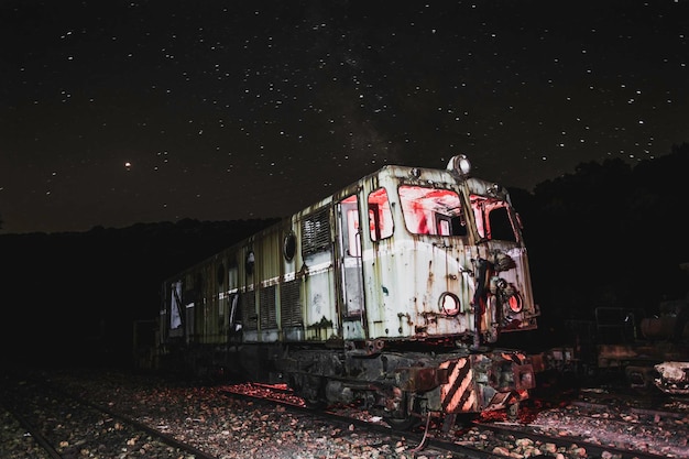 Photo un train abandonné contre le ciel de nuit