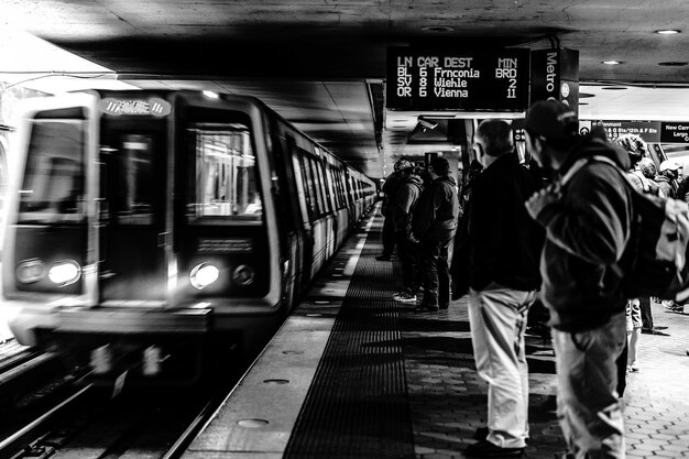 Photo le train arrive à la gare.