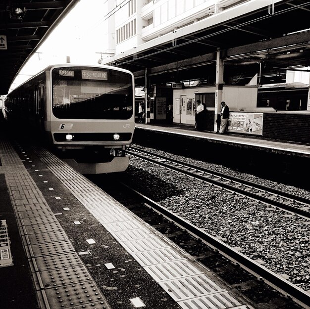 Le train arrive à la gare.