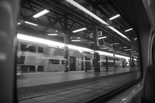 Train au départ de la gare centrale de Sydney Australie