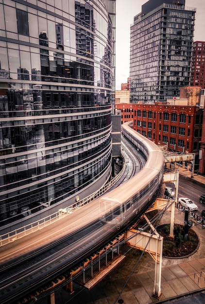 Photo le train l au milieu des bâtiments de chicago