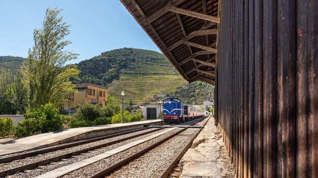 Train avant dans les montagnes de Pinhao Portugal