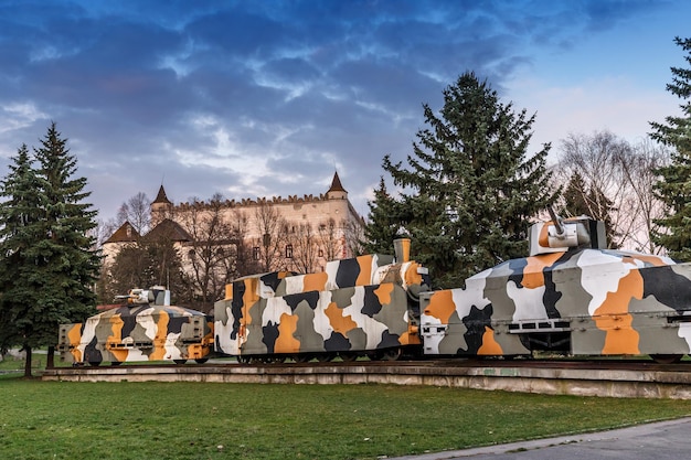 Train blindé et château de Zvolen