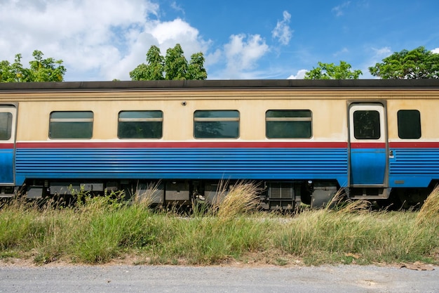 Train à bogies vintage vue latérale sur rail