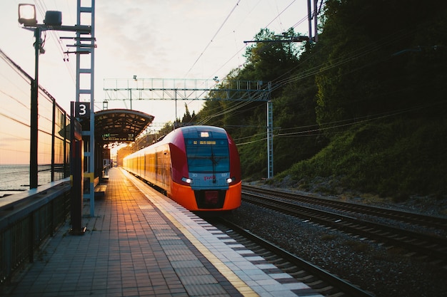 Train sur chemin de fer sur coucher de soleil