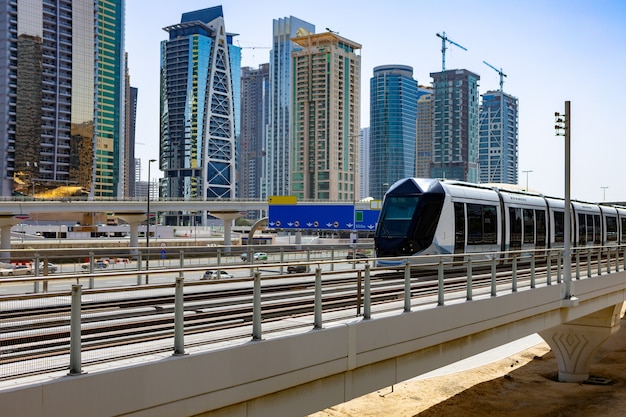 Train de chemin de fer de métro dans la ville de dubai aux eau