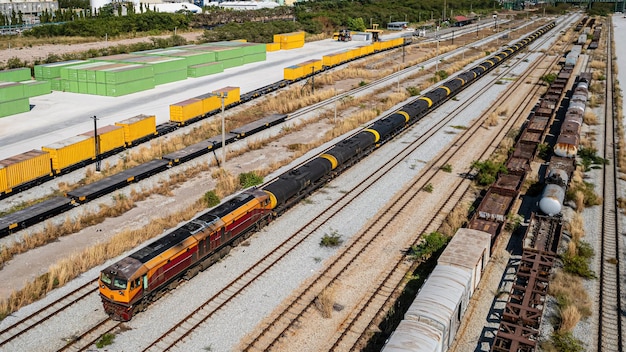 Train de chemin de fer de wagons-citernes transportant du pétrole brut