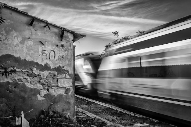 Train circulant près de la gare de campagne