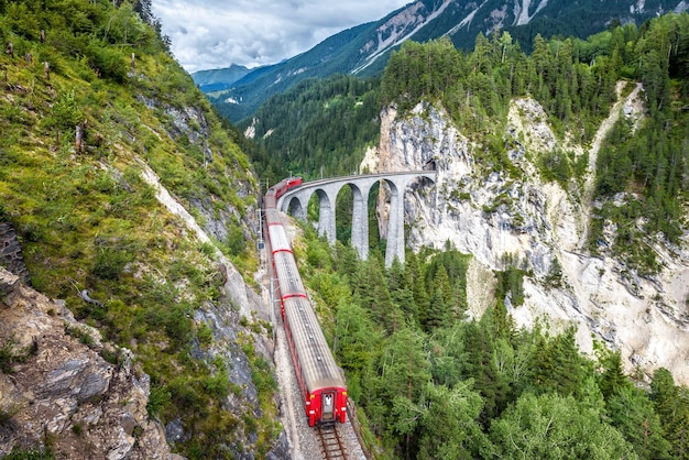 Le train circule sur le viaduc de Landwasser Filisur Suisse