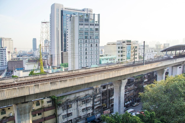 Photo un train circule sur une voie devant un bâtiment