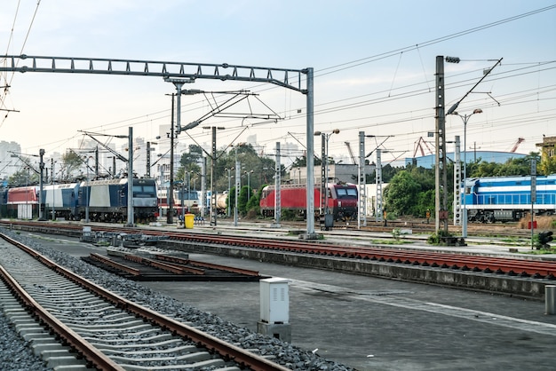 Train dans la gare de locomotive