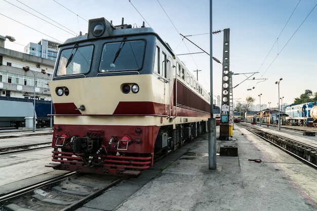 Train dans la station de locomotive