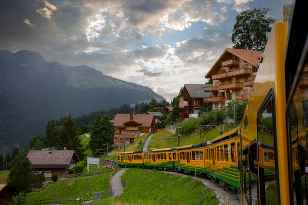 Photo un train descend les voies devant une montagne