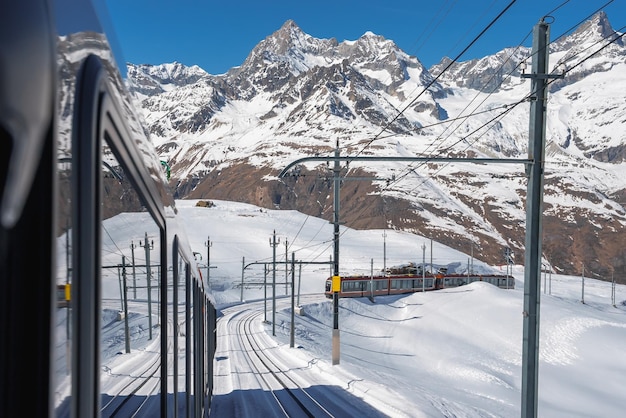 Le train du gonergratbahn allant à la gare du gornergrat et à l'observatoire du stellarium