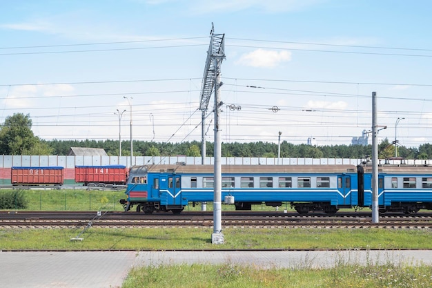 Le train électrique de banlieue bleu de la vieille ville se déplace sur des rails