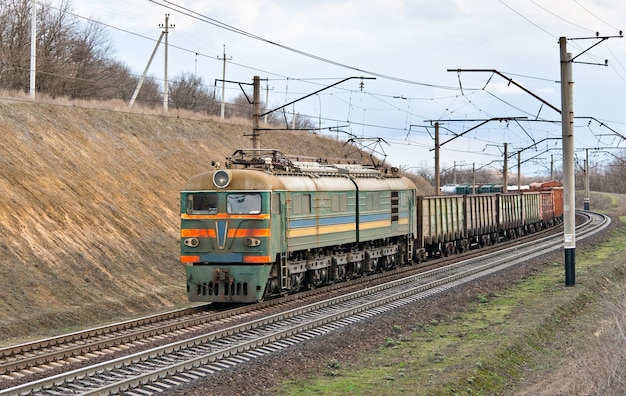 Train électrique de fret dans la région de Dnipropretrovsk en Ukraine