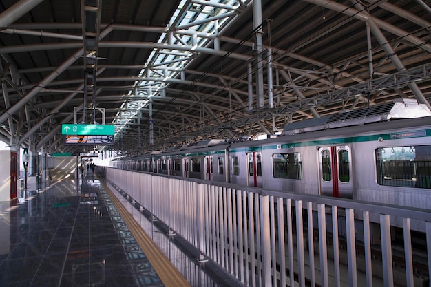 Le train électrique à grande vitesse MRT du métro de Dhaka sur la plate-forme