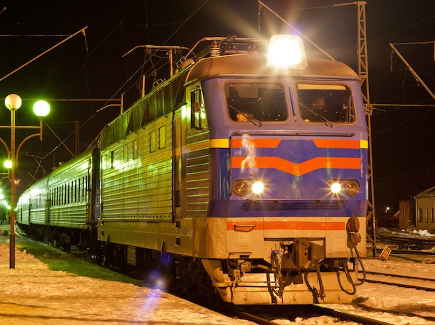 Train électrique de Passanger sur la station de Kovel, Ukraine