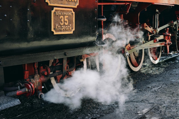 Le train émet de la fumée