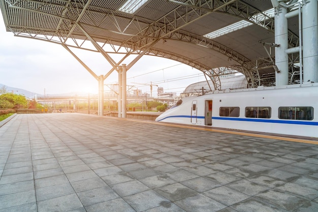 Train ferroviaire à grande vitesse de la gare