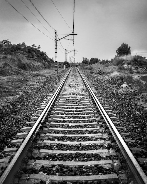 Photo train ferroviaire en noir et blanc