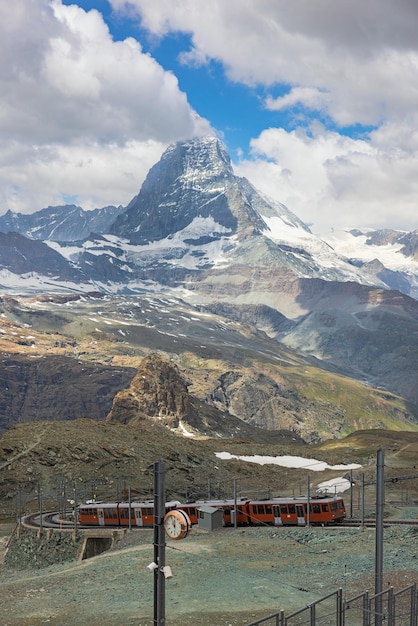 Train sur le fond de la montagne Matterhorn dans les Alpes suisses