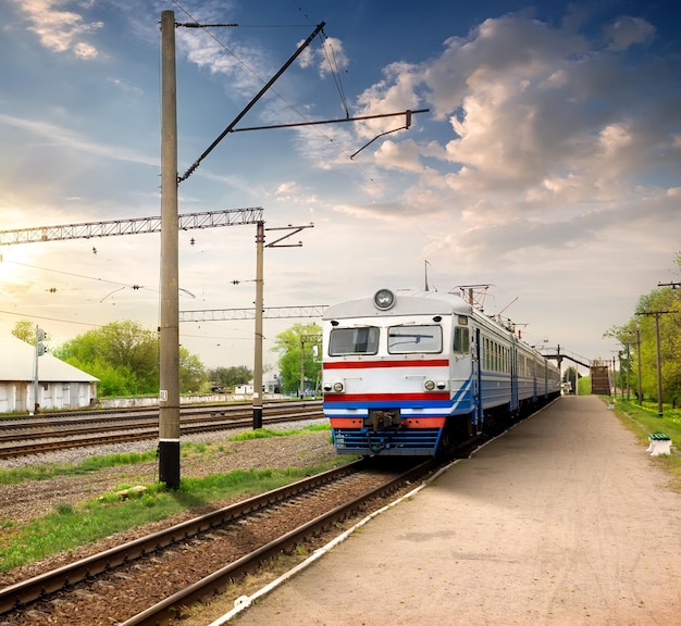 Train sur la gare au coucher du soleil