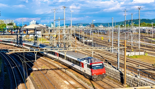 Train à la gare de Bâle CFF en Suisse