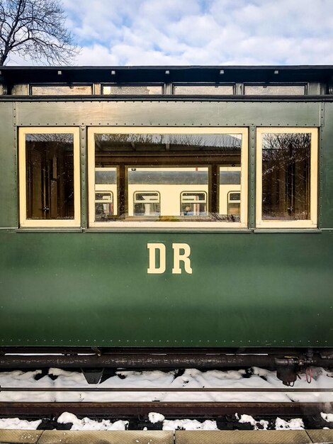 Photo le train à la gare contre le ciel