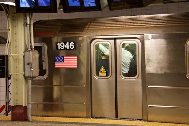 Photo le train à la gare du métro