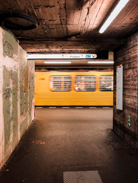 Photo le train à la gare du métro