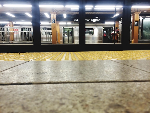 Le train à la gare du métro