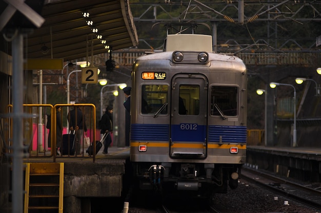 Le train à la gare éclairée