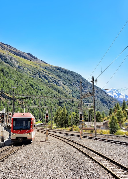 Train à la gare de Zermatt, canton du Valais, en Suisse.