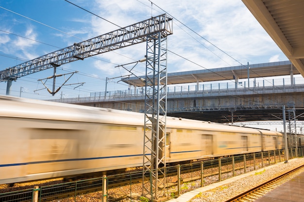 Train à grande vitesse moderne à la gare avec effet de flou de mouvement